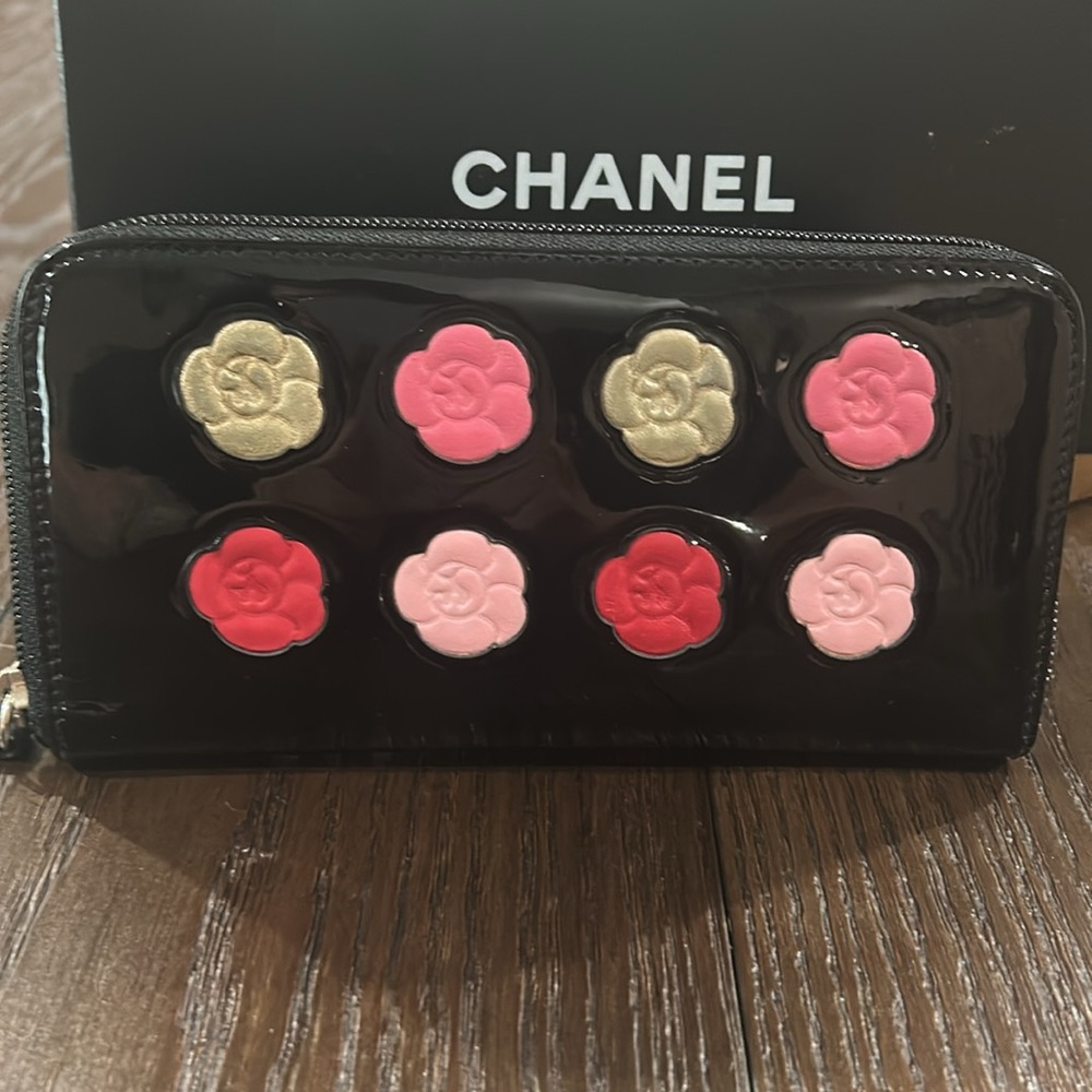 Chanel W/COA Camellia Makeup Palette Long Wallet - Picture 1 of 7